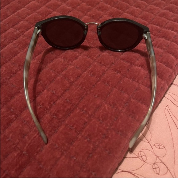 Burberry Sunglasses plaid with case - Picture 9 of 12